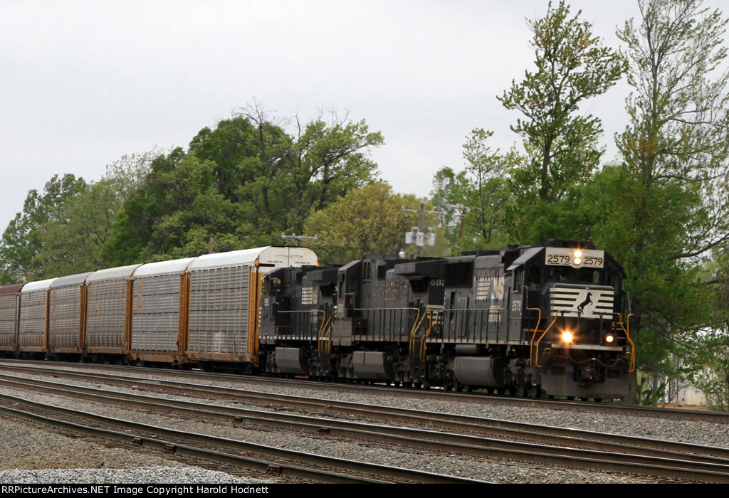 NS 2579 leads trajn 214 northbound